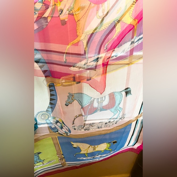 Hermes Scarf/Shawl. ‘Couvertures et Tenues de Jour’. 100% Silk. Made in France. - Picture 9 of 16